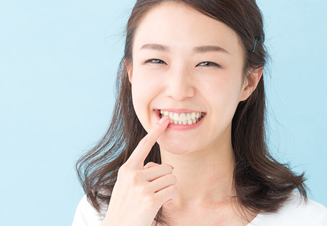 歯の綺麗な笑顔の女性