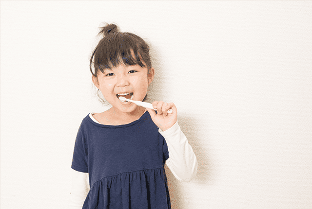 歯磨きをする女の子